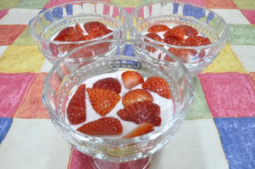 Jak uvařit tvarohový jahodový krém s džemem a kousky ovoce? Snadné recept, připravený za Do 30 minut